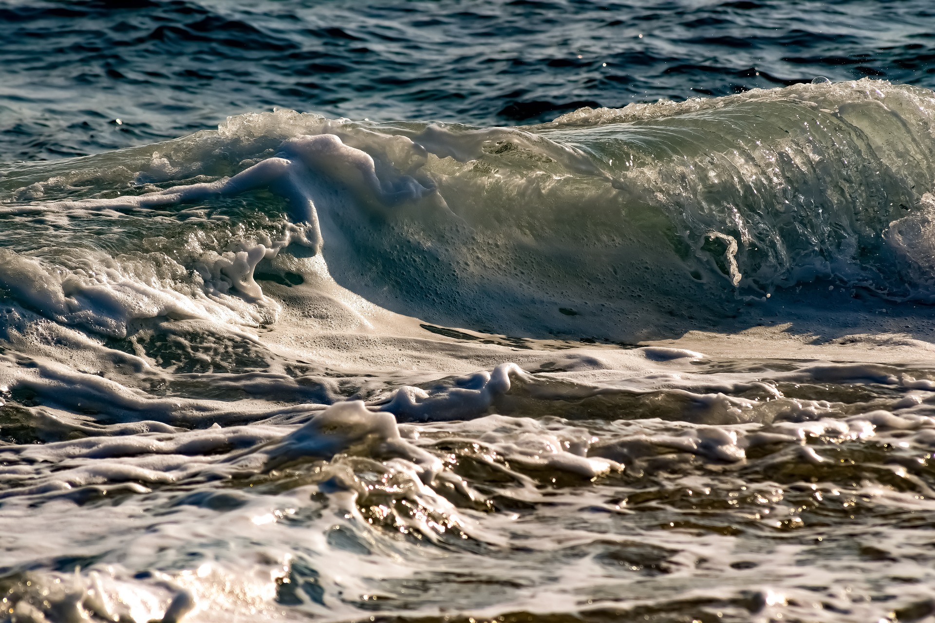wave-3707875_1920